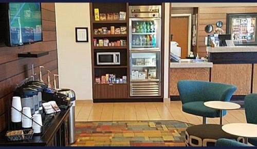 Moline Hotel | AmericInn by Wyndham Moline Airport/Quad Cities