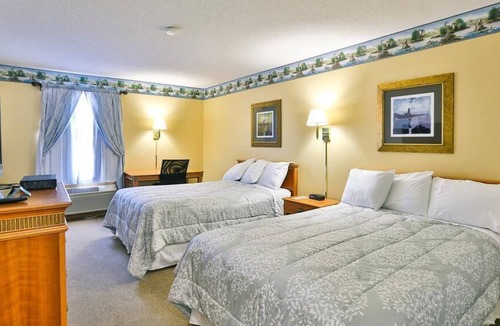 New Richmond House | AmeriVu Inn & Suites / Standard Room, 2 Queen Beds