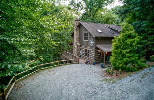 Vilas House | Among The Trees - Valle Crucis Cabin with hot tub Pool Table Pond Fire pit