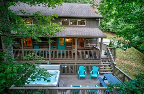 Vilas House | Among The Trees - Valle Crucis Cabin with hot tub Pool Table Pond Fire pit