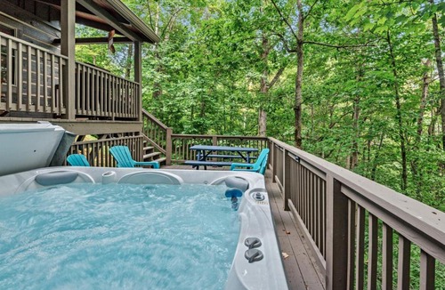 Vilas House | Among The Trees - Valle Crucis Cabin with hot tub Pool Table Pond Fire pit