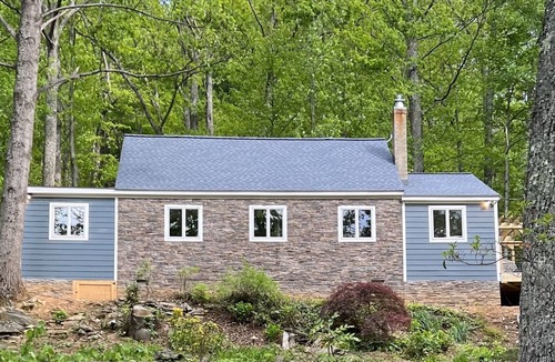 Hood Cottage | An elegantly appointed house tucked in the Virginia Mountainside.