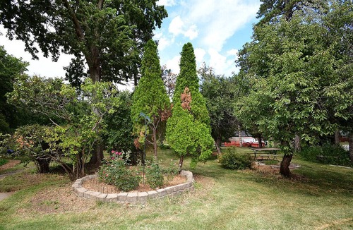 Lincoln House | An orchard acreage in the heart of the city!