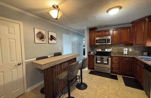 Jacksonville House | Ann’s Abode – Modern 3BR Furnished Garage Lounge Sleeps 8 comfortably