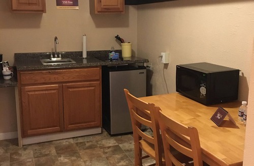 Winchester Hotel | ANS Inn has clean, spacious rooms located on 5 acres with little traffic.