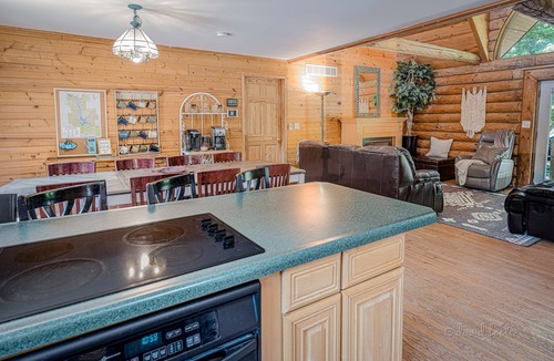 Apple River Cabin | Apple Cub Cabin: Hot Tub, Game Room & King Beds & 3 Bathrooms!