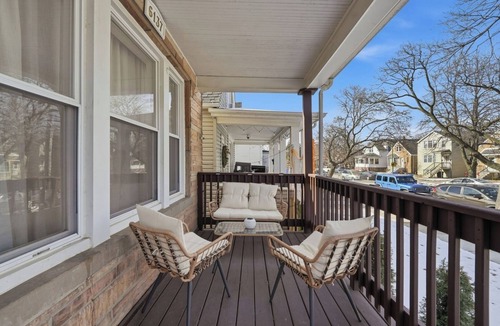 Chicago House | Arcade Theater Gym Office Sleeps 15