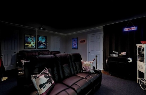 Chicago House | Arcade Theater Gym Office Sleeps 15