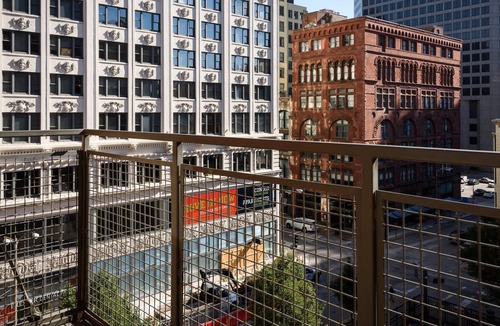 Downtown St. Louis Apartment | Arch, Dome, Dtown | Easy Train + Rooftop | Zencity
