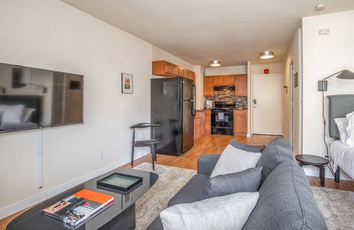 Downtown West Apartment | Arch, Dome, Dtown | Free Parking + Rooftop | Zencity