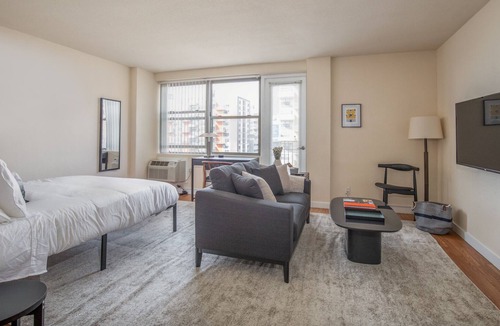 Downtown West Apartment | Arch, Dome, Dtown | Free Parking + Rooftop | Zencity