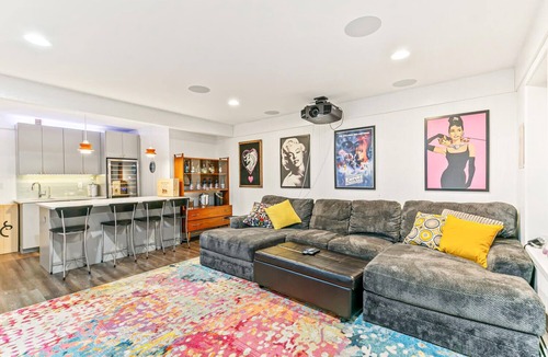 South Park Hill House | Artful Stay: Large Groups Welcome - 10 Mins to DTD, Hot Tub, Immersive Art