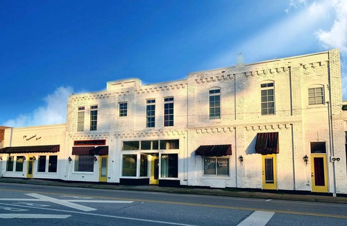 Cowan House | Artsy pet-friendly queen room/historic railroad inn & town.