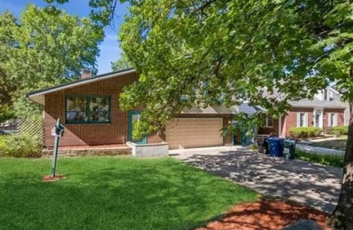 Beaverdale House | AshbyPark Retreat: Heart Of DSM, Nature Steps Away