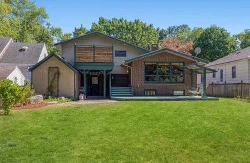 Beaverdale House | AshbyPark Retreat: Heart Of DSM, Nature Steps Away