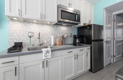 North Wildwood Apartment | Ashore Beach Retreat-1BR 1BA with pool, parking, 1 & half block to Beach & Boardwalk, Morey's Pier