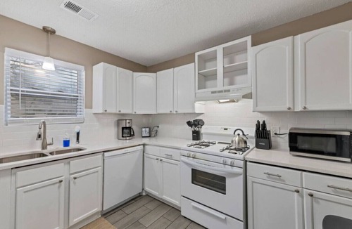 Woodstock Villa | ATH - Downtown Woodstock Luxury - Walk to Cherokee Amphitheater (1/4 mile) 3 Bedroom