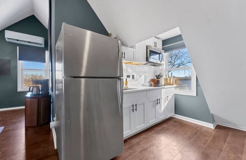 Woodridge Apartment | Attic Haven in the Pulse of the DC’s Vibrant Buzz!