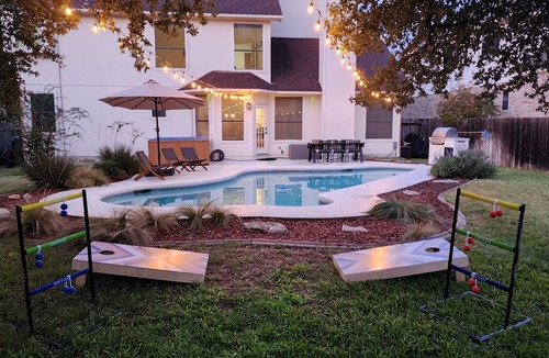 Woods Of Brushy Creek House | ATX Arcade, Theater, & Poolside Oasis! Pet & Kid Friendly!