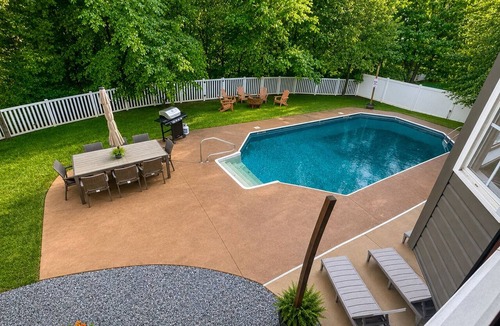 Wentzville House | Autumn Retreat 5 Bedroom Home with a Pool