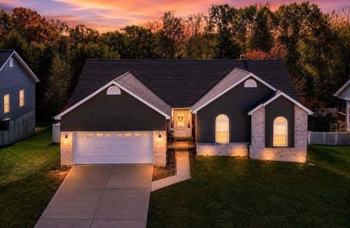 Wentzville House | Autumn Retreat 5 Bedroom Home with a Pool