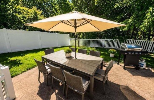 Wentzville House | Autumn Retreat 5 Bedroom Home with a Pool