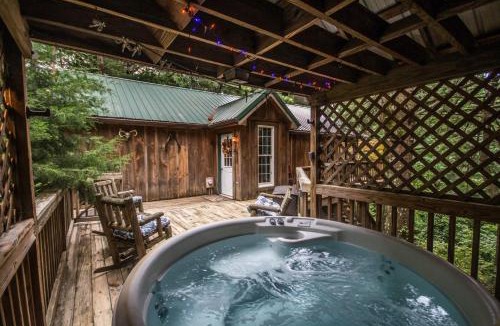 Stanley House | Autumn Ridge- Cozy cabin in the Blue Ridge Mountains with a bubbly hot tub!