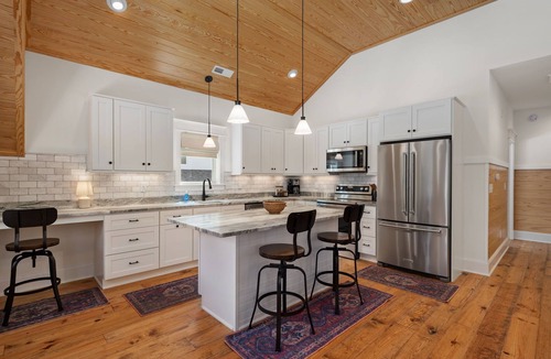 Harbinger Apartment | Award-Winner “The Carriage House”Gym+Pool Access