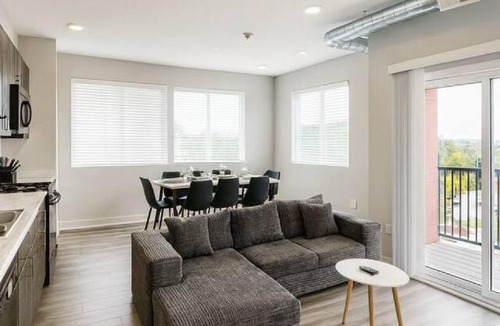 Downtown Des Moines Apartment | Axis Suite