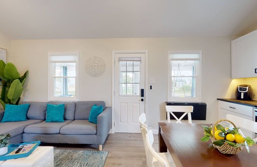 Chesapeake Beach Cottage | Bahia Breeze - Beachfront Cottage
