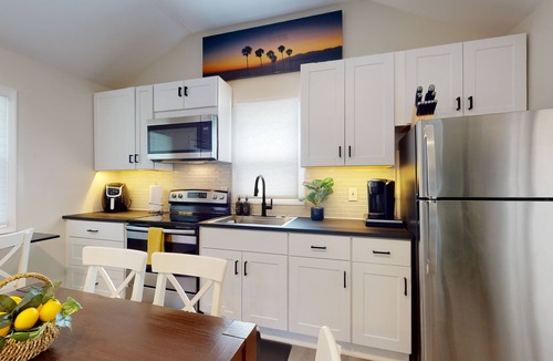Chesapeake Beach Cottage | Bahia Breeze - Beachfront Cottage