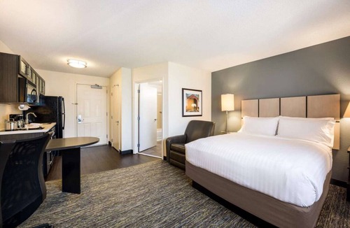 Linthicum Heights Hotel | Baltimore Adventure Awaits! Prime Location, Pets Allowed, Fully Kitchen!