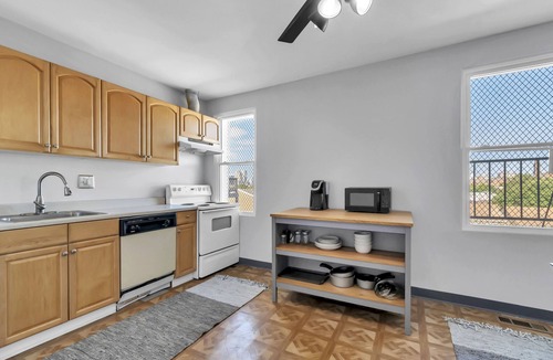 Downtown Baltimore Apartment | Baltimore Hopkins Medical Apt. 4- walking distance to Fells Point & Inner Harbor