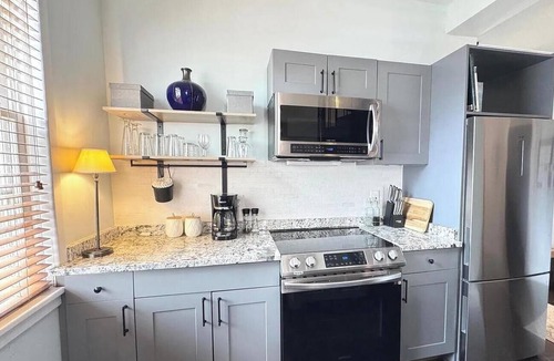 Old Town Alexandria Apartment | Barrister One - Historic Old Town Alexandria-Two level apartment