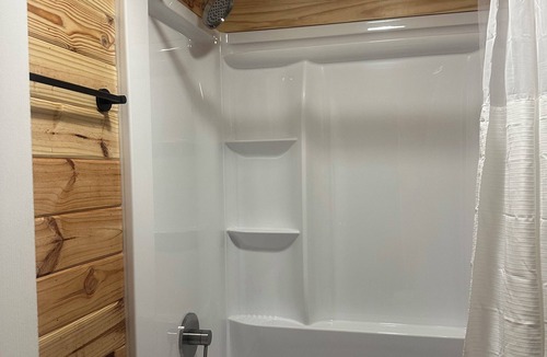 Stevenson Cabin | Bassmasters - Cozy 1-bedroom cabin with WiFi, AC in fabulous Stevenson