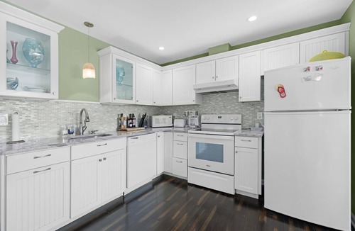 North Cape May House | Bay Breeze Retreat | Dog-Friendly | Hot Tub | 9 Homes from Delaware Bay