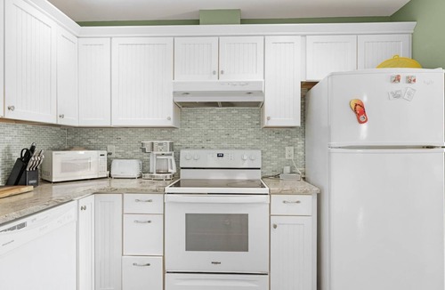 North Cape May House | Bay Breeze Retreat | Dog-Friendly | Hot Tub | 9 Homes from Delaware Bay
