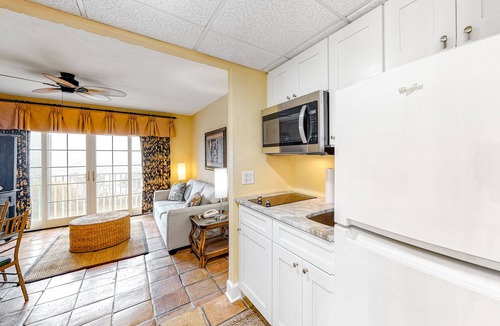 Midtown Ocean City Condo | Bay-View Condo at Coconut Malorie - WiFi, AC, Kitchenette, Shared Pool & Spa