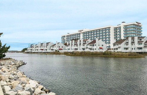 Midtown Ocean City Condo | Bay-View Condo at Coconut Malorie - WiFi, AC, Kitchenette, Shared Pool & Spa