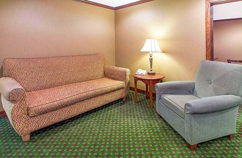 Quad Cities Hotel | Baymont by Wyndham Davenport