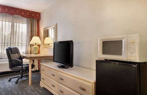 Berwick Hotel | Baymont by Wyndham Des Moines North