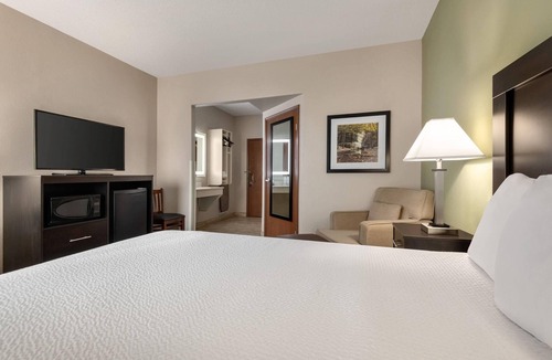 Rockford Hotel | Baymont by Wyndham Rockford