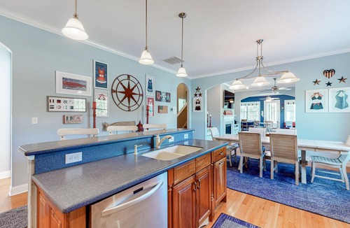 The Commons House | Bayside Resort house w/tennis/basketball court, shared sauna, & board games