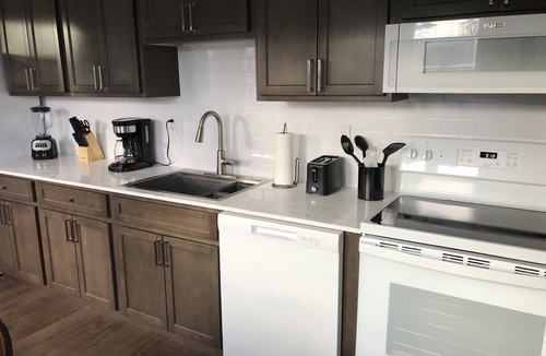 North Cape May House | Beach Bliss: 3 Roku Smart TV's, WIFI, Only Blocks From The Bay