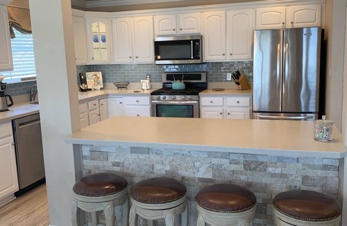 Surf City House | Beach Block, Professionally Decorated 4Bed/3.5 Bath with 2 Master Suites