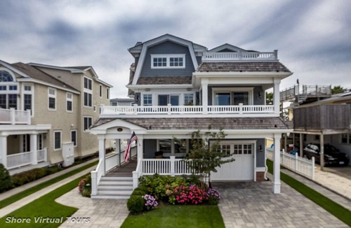 Avalon House | BEACH BLOCK property is just a short walk to shopping and restaurants