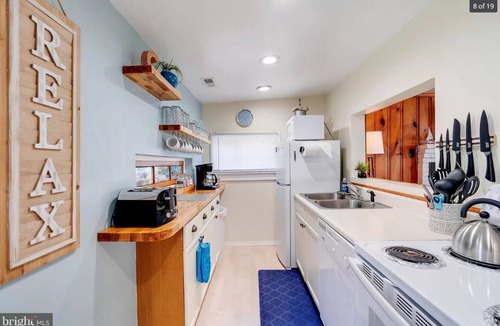 Rock Hall House | Beach Front Bungalow steps from the Chesapeake Bay located in Rock Hall MD.