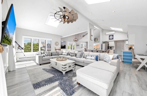 Peahala Park House | Beach Haven Park 4 Bed, 3.5 Bath Reverse Living, Beach Block, Heated Pool