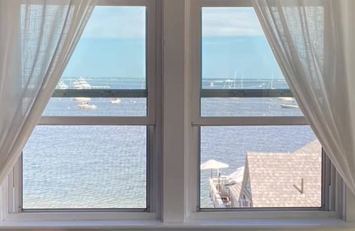 Provincetown Condo | Beachfront 2BR Penthouse Deck + Bay Views