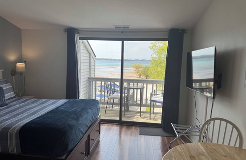 Acme Condo | Beachfront Condo with breathtaking views! Fall & winter specials!